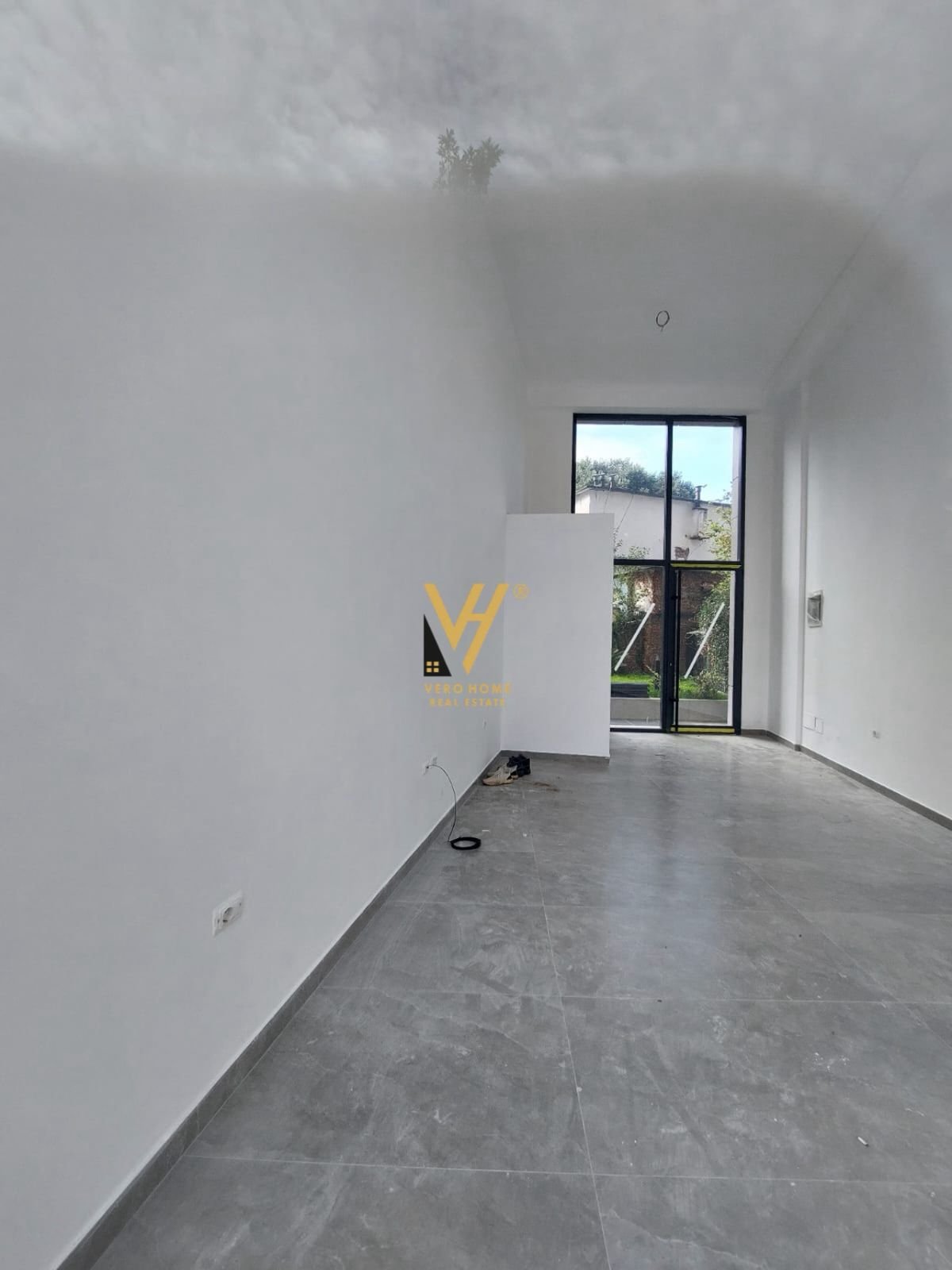 DYQAN 28 M2 ME QERA TE RRUGA E DIBRES 60.000 LEKE