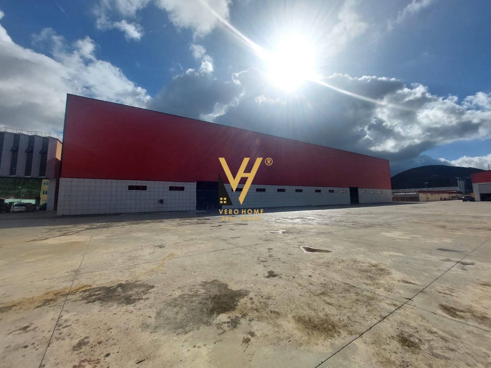 MAGAZINE 6.000 M2 ME QERA NE VAQARR 27.000 EURO