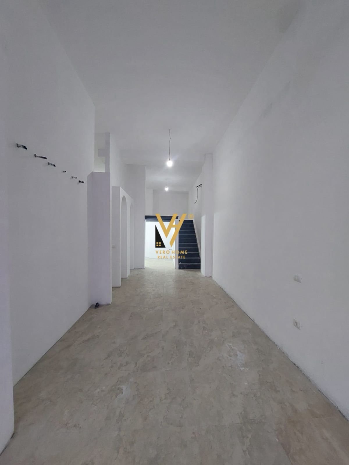 DYQAN 106 M2 ME QERA TE KOM.TURDIU 80.000 LEKE