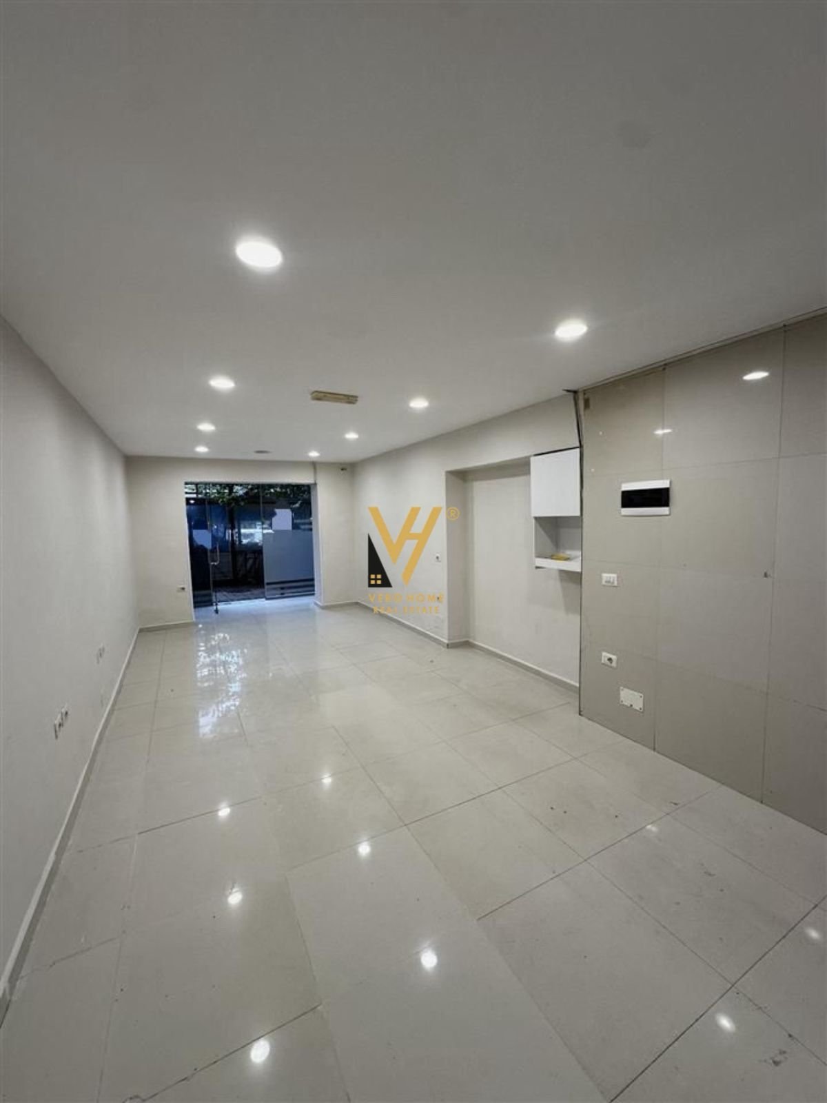 AMBIENT 40 M2 ME QERA TE SHKOLLA E BALETIT 500 EUR