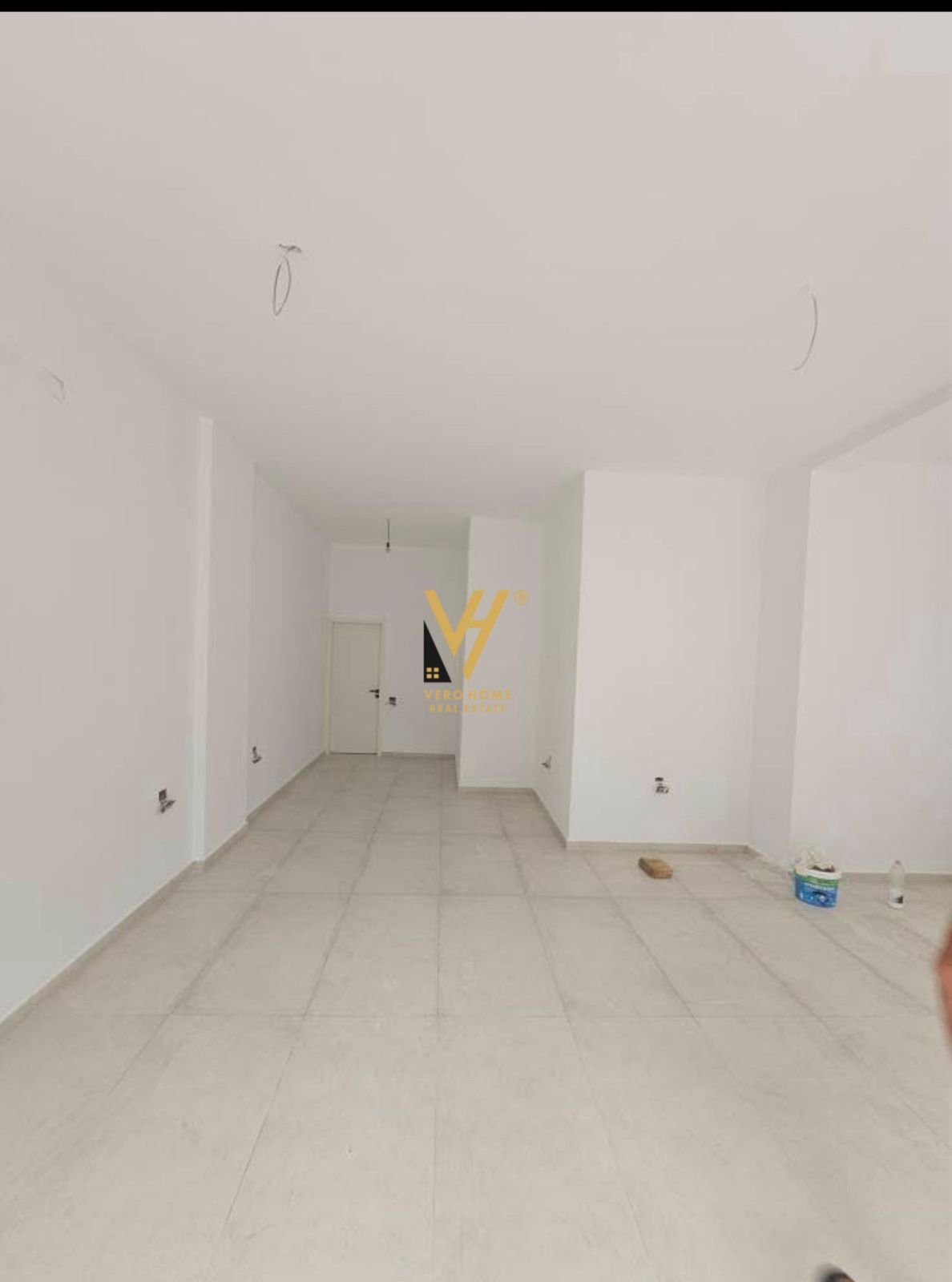 AMBIENT 60 M2 ME QERA NE DON BOSKO 50.000 LEKE