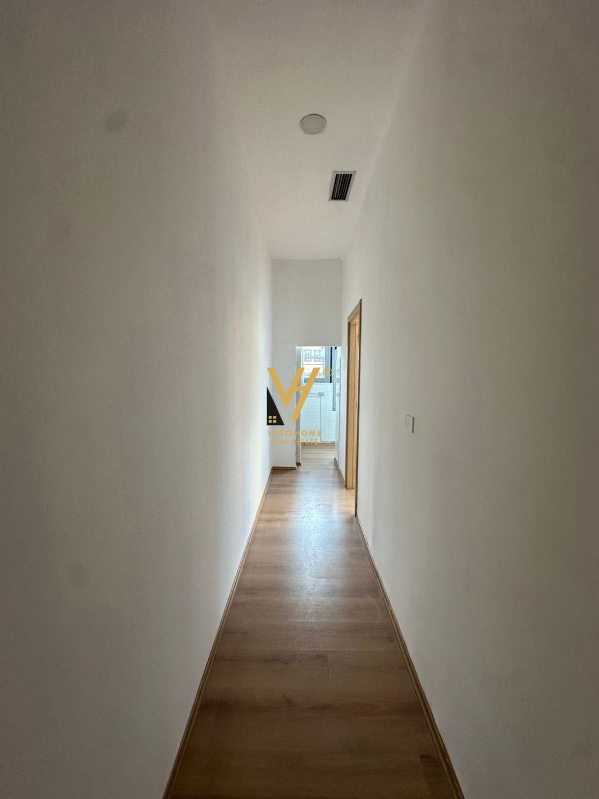 AMBIENT 65 M2 ME QIRA NE QENDER 110.000 LEKE