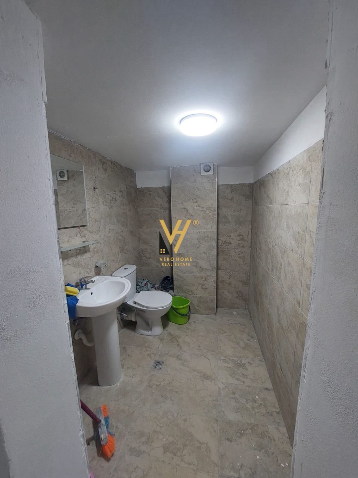 DYQAN 106 M2 ME QERA TE KOM.TURDIU 80.000 LEKE