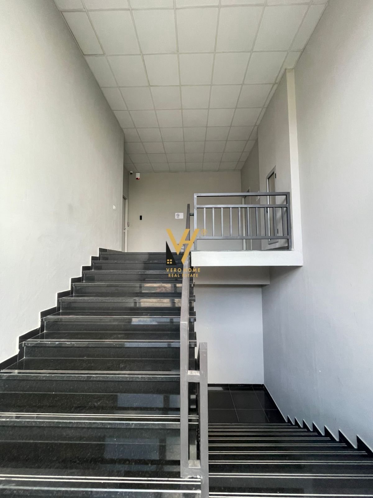 KOMERCIAL 300 M2 ME QIRA NE PORCELAN 3.000 EURO