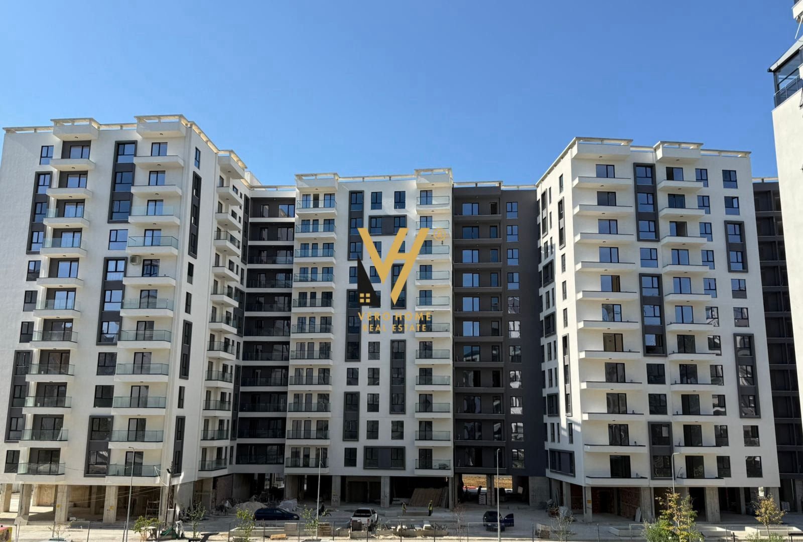 2+1 TE FUSHA E AVIACIONIT 166.000 EURO