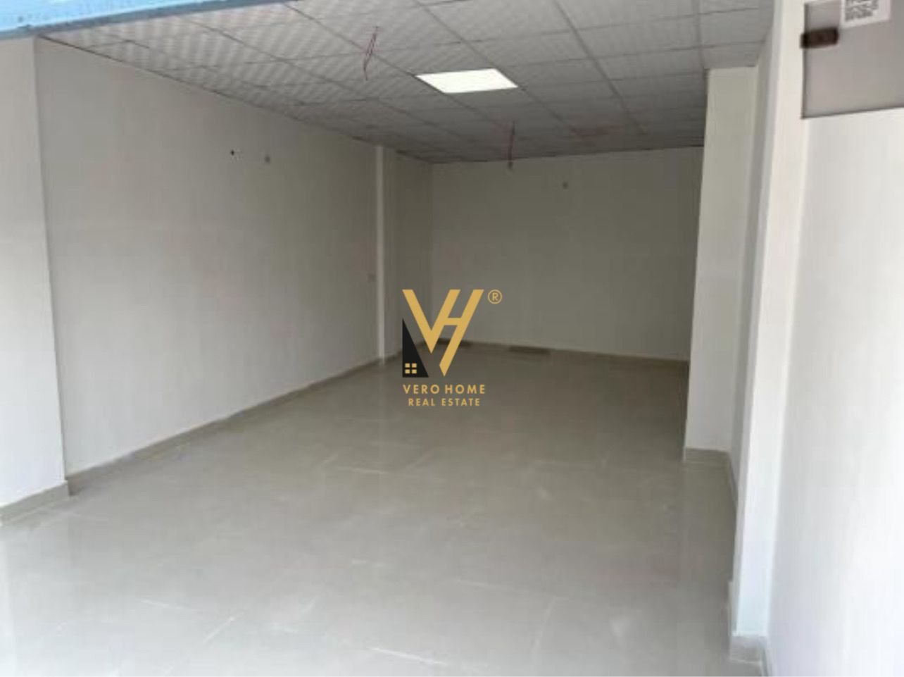 AMBIENT 45 M2 ME QERA TE KOMUNA E PARISIT 400 EURO