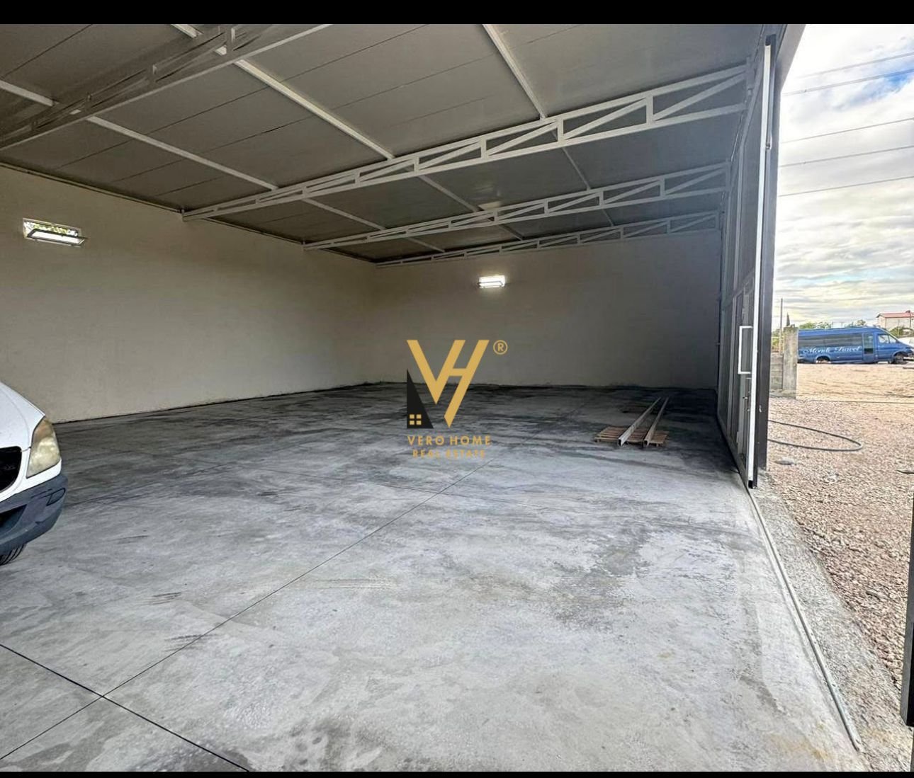 MAGAZINE 340 M2 ME QERA NE KAMEZ 1.500 EURO