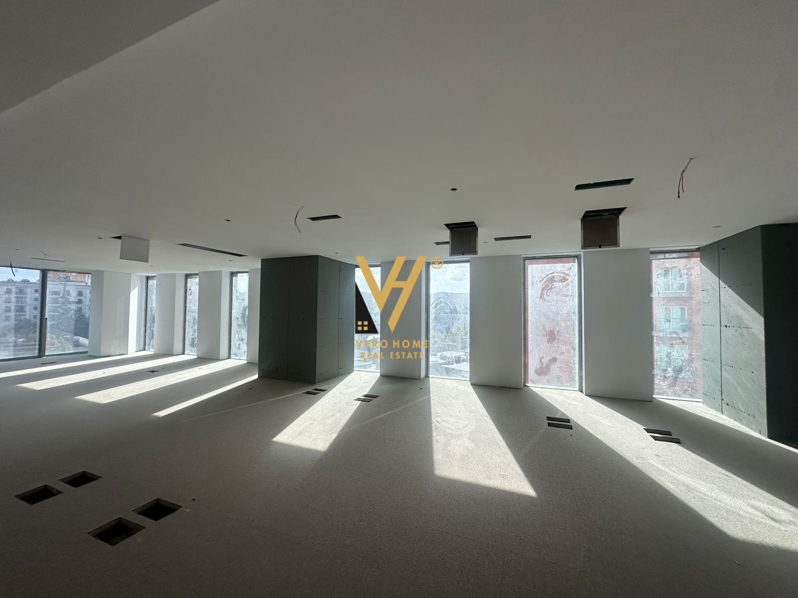 ZYRE 1.540 M2 ME QERA TE RR. ELBASANIT 46.200 EURO
