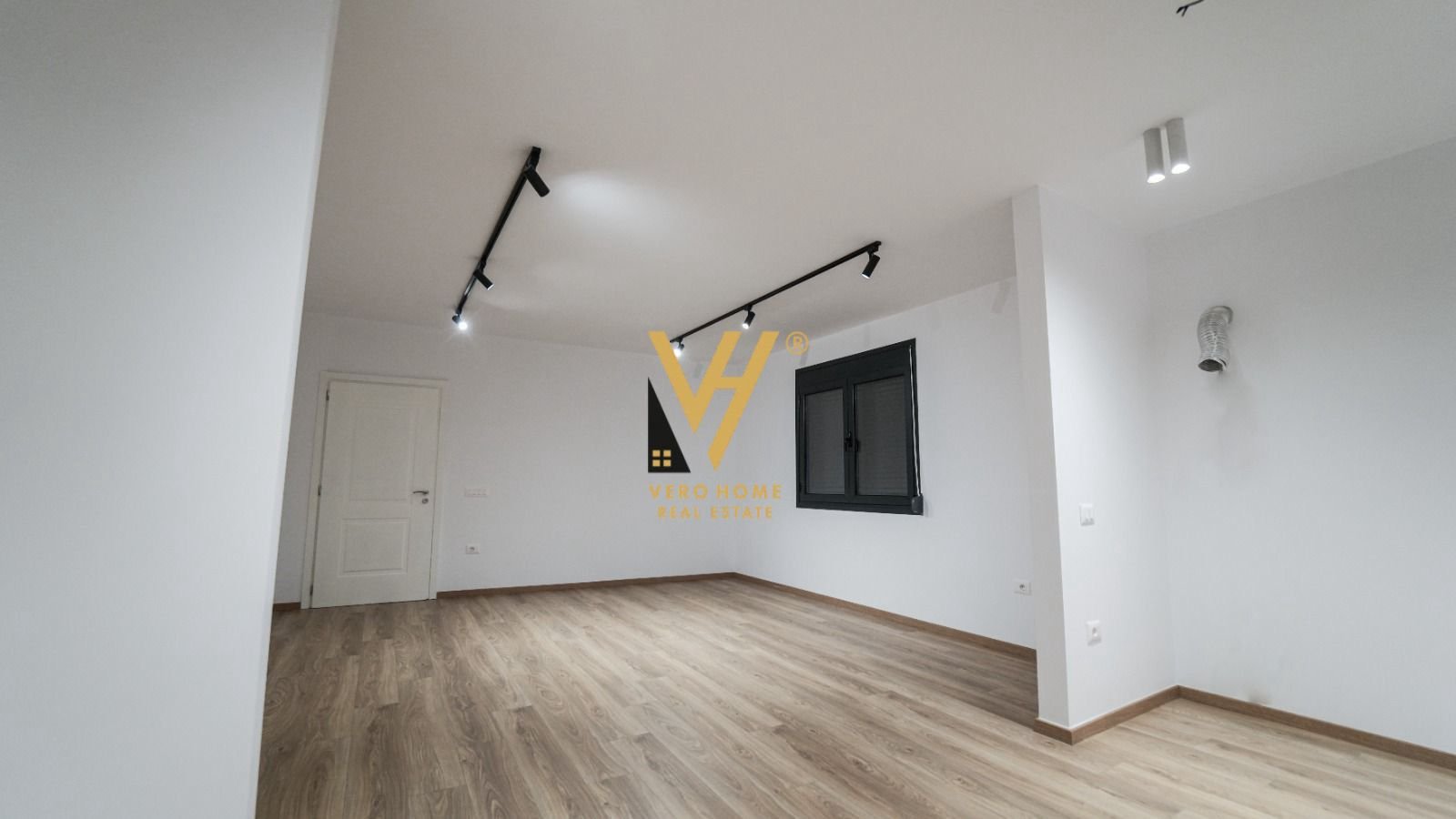 GODINE ME QIRA NE DURRES 2.200 EURO