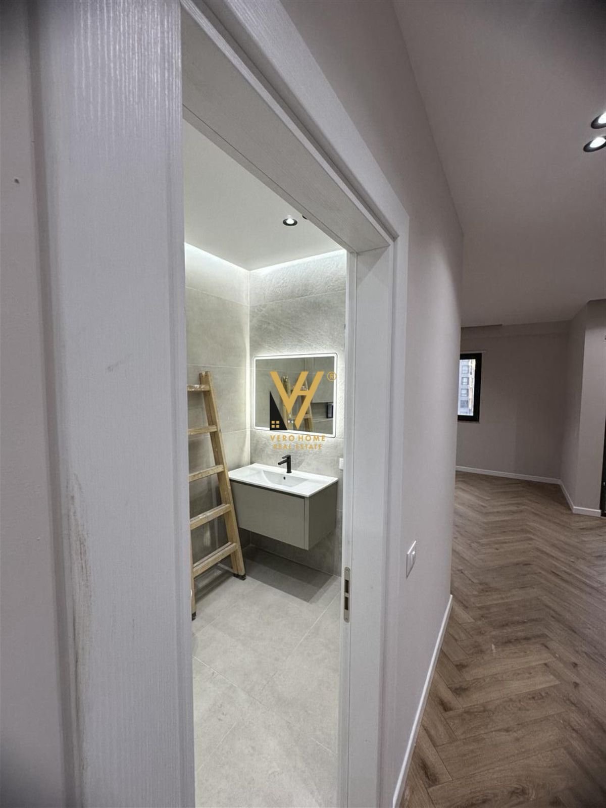 ZYRE 126 M2 TE REZ OASIS, UNAZA E RE 1.250 EURO