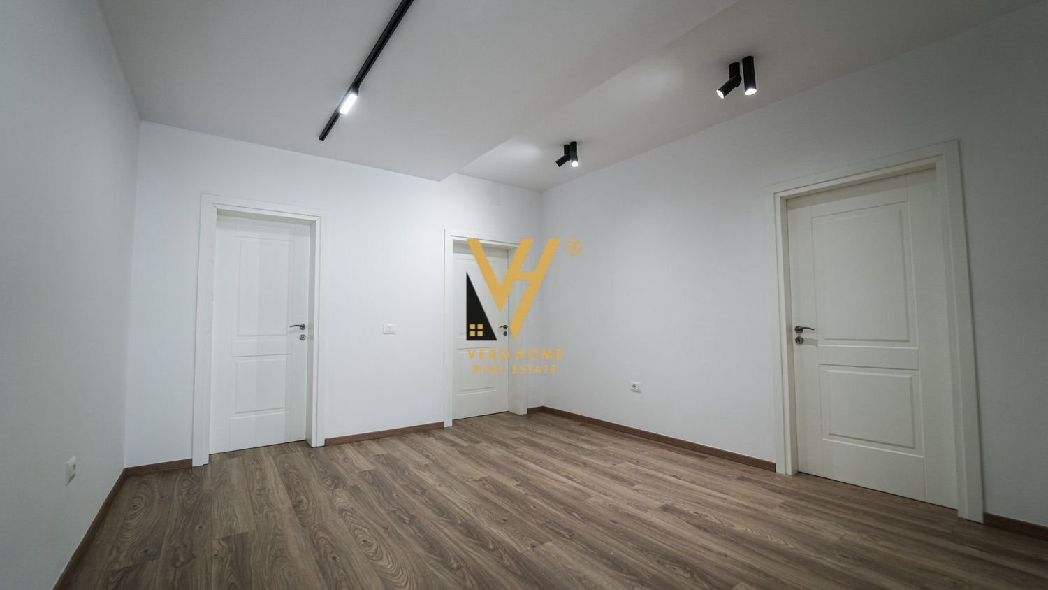 GODINE ME QIRA NE DURRES 2.200 EURO