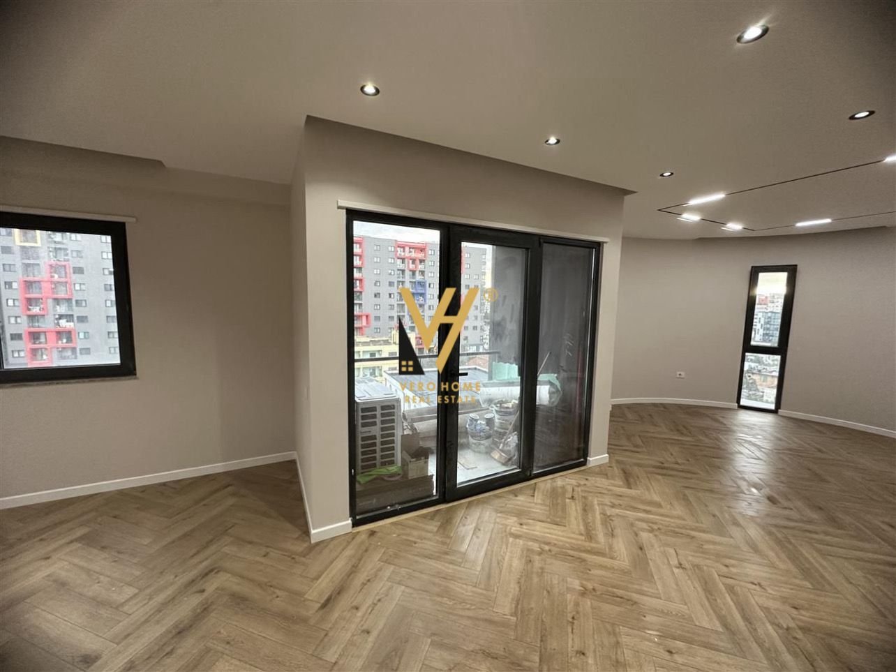 ZYRE 126 M2 TE REZ OASIS, UNAZA E RE 1.250 EURO