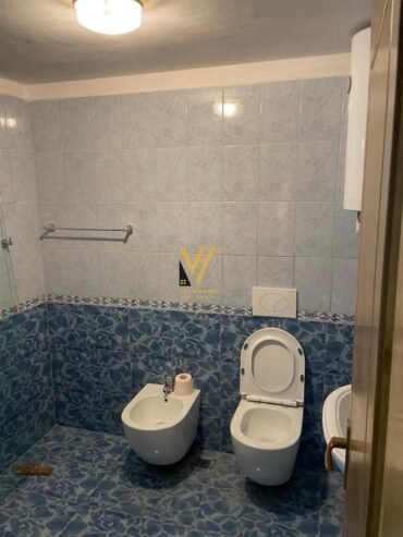 APARTAMENT 2+1 ME QERA TEK SHKOLLA E KUQE 600 EURO