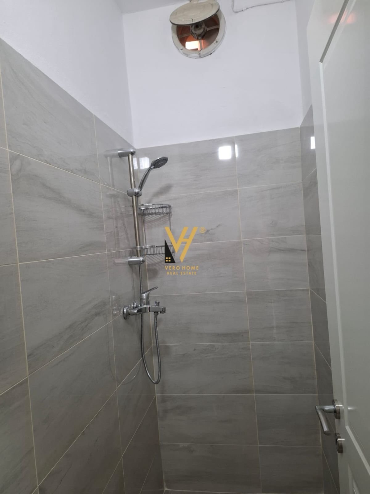 2+1 ME QERA TE AMBASADA KINEZE 80.000 LEKE