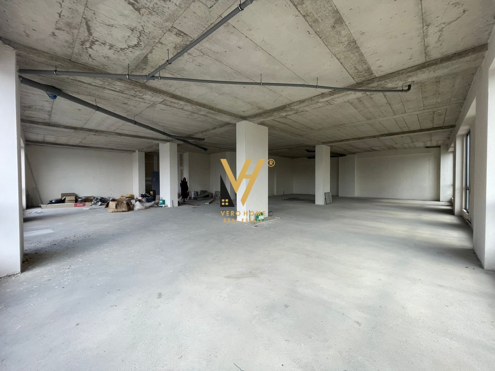 KOMERCIAL 300 M2 ME QIRA NE PORCELAN 3.000 EURO