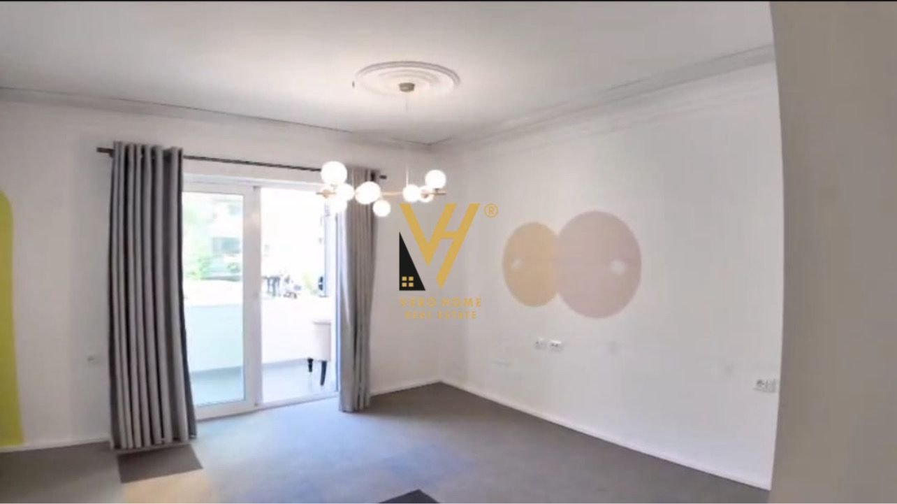 ZYRE 130 M2 ME QERA TE RRUGA E DURRESIT 2.000 EURO