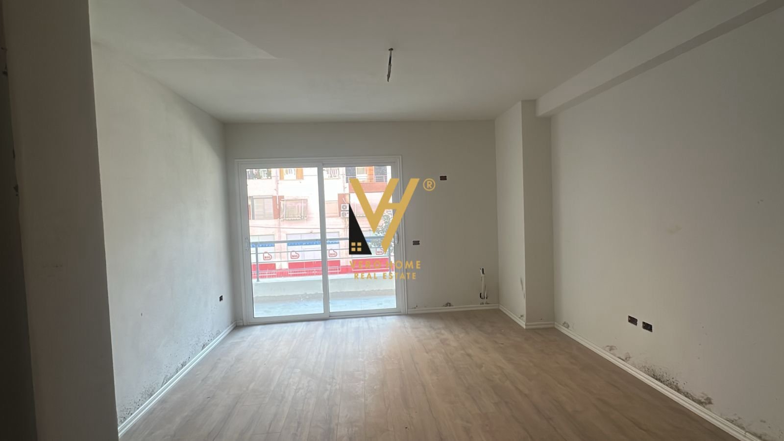 AMBIENT 260 M2 NE YZBERISHT 1.500 EURO