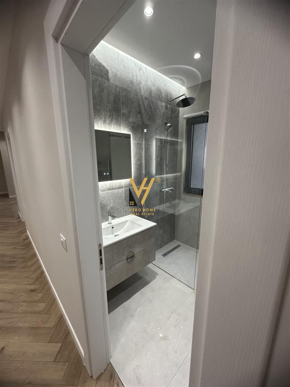 ZYRE 126 M2 TE REZ OASIS, UNAZA E RE 1.250 EURO