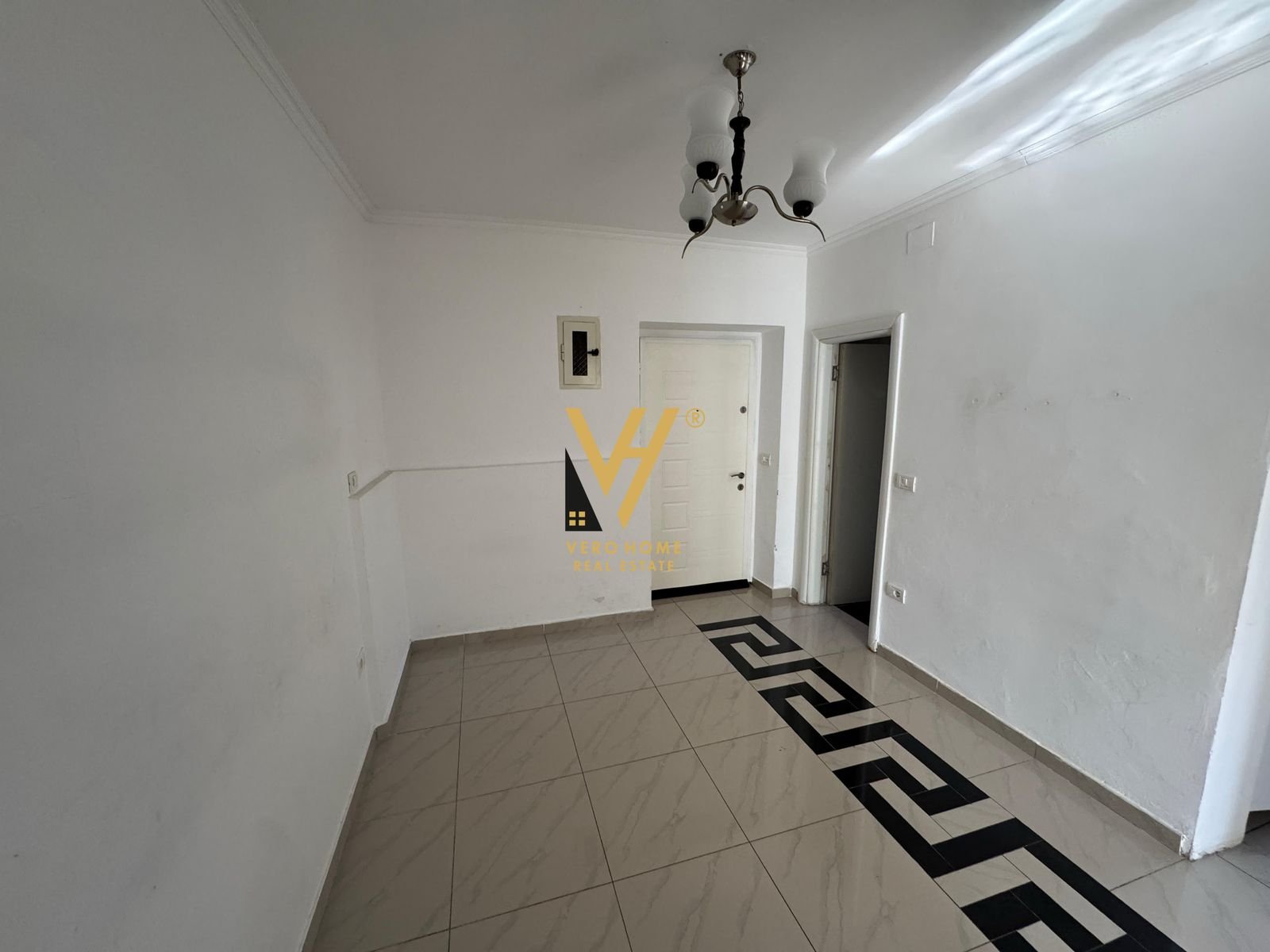 ZYRE 100 M2 ME QIRA TE MINE PEZA 800 EURO