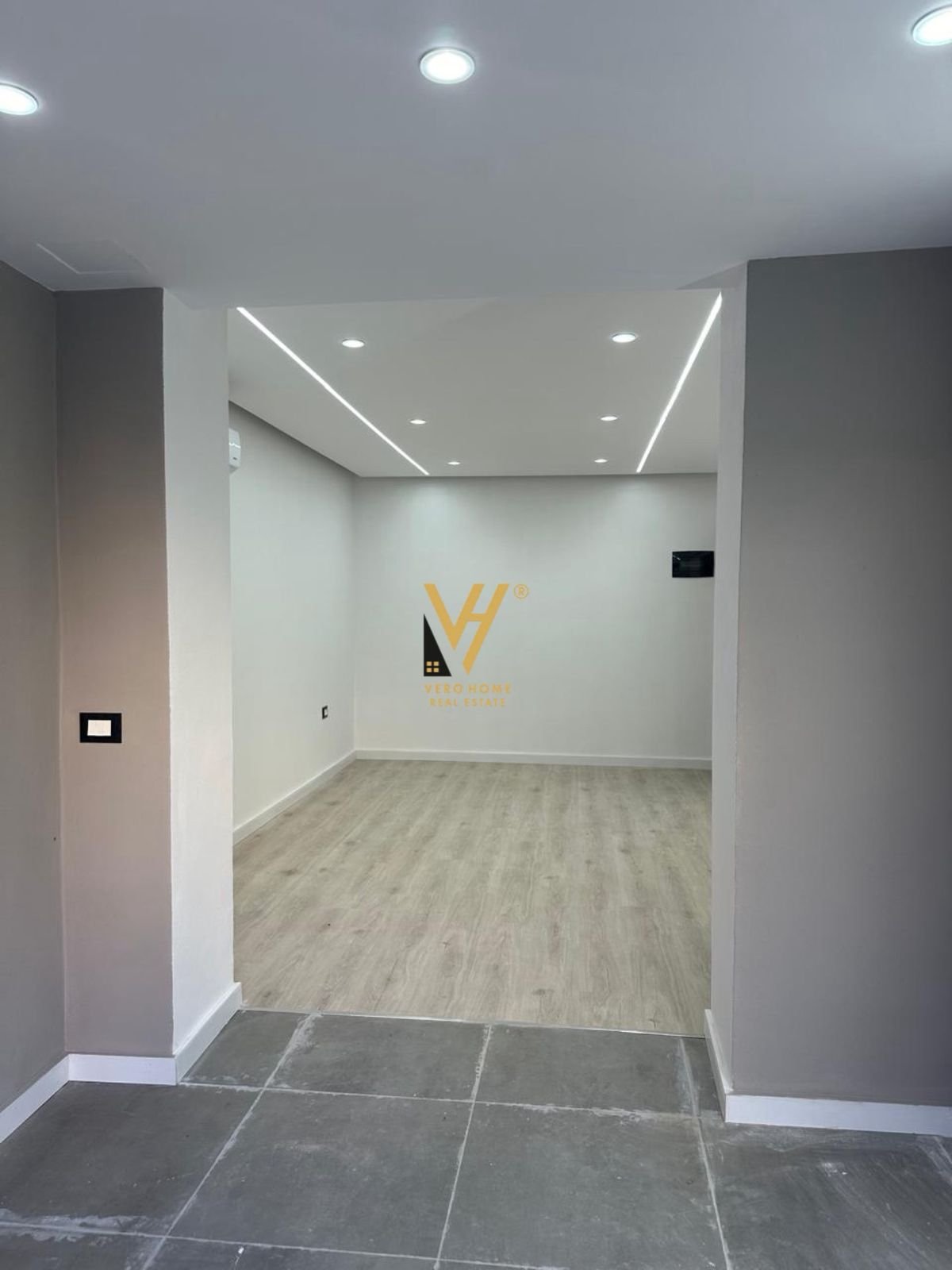 ZYRE 30 M2 ME QIRA TE 21 DHJETORI 40.000 LEKE