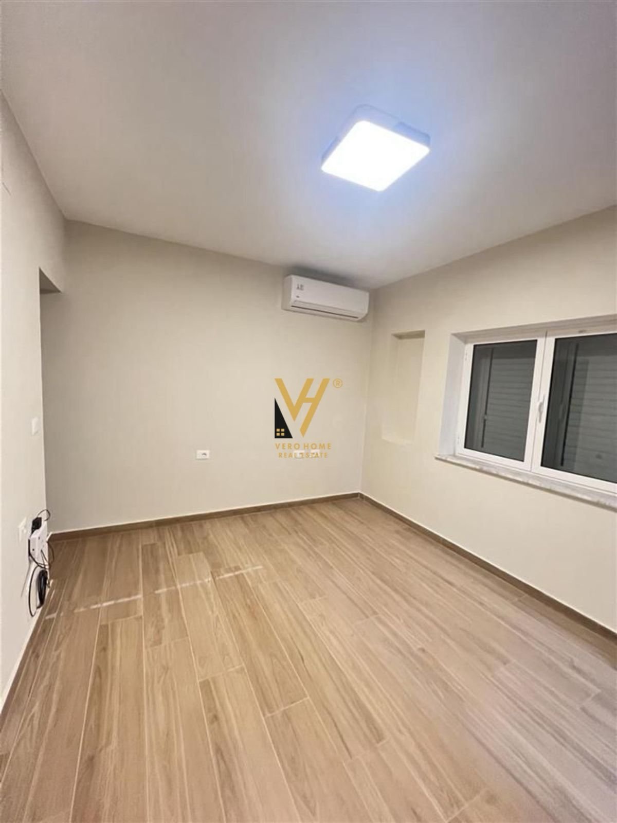 ZYRE ME QERA 50 M2 TE SHESHI WILLSON 600 EURO