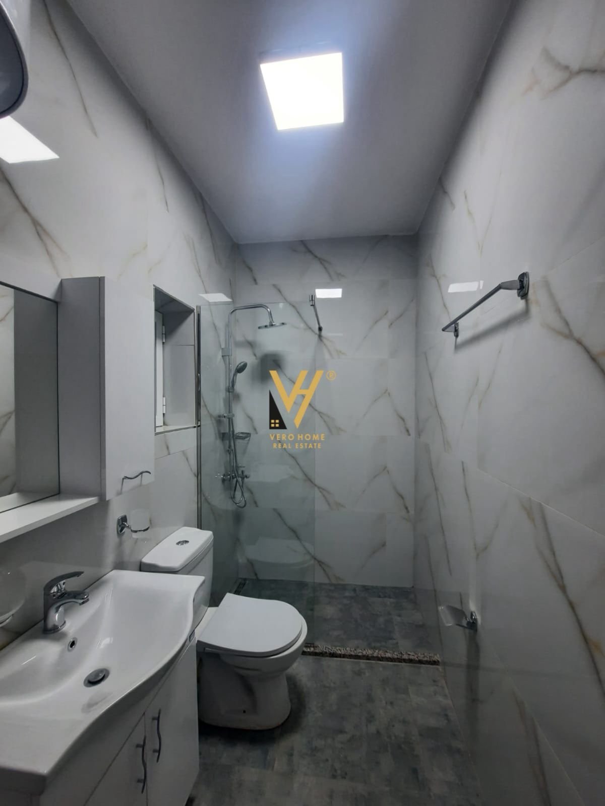 DUPLEX 2+1+2 ME QIRA NE QENDER 800 EURO