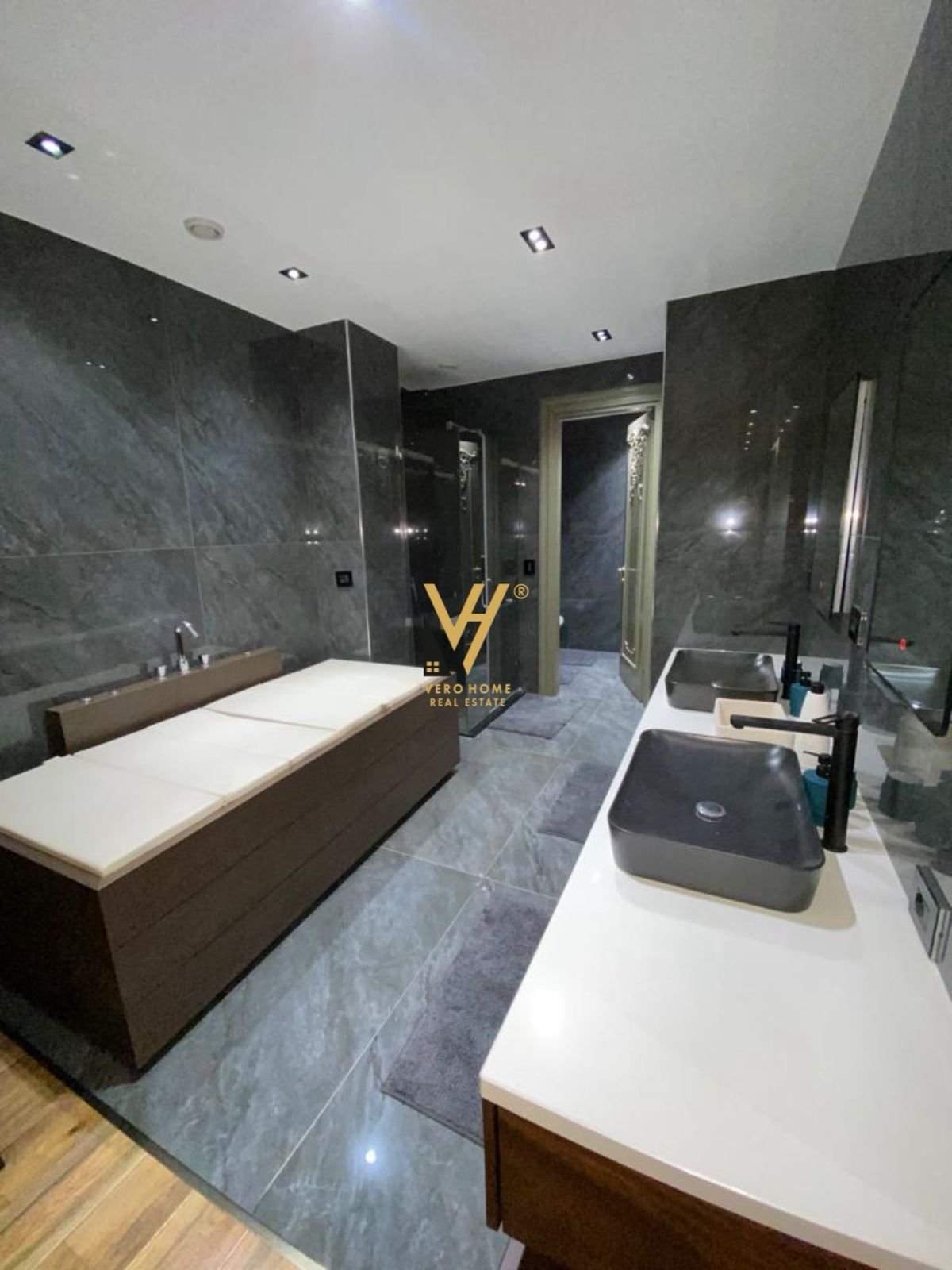 3+1+2+BLK ME QIRA TE KOMUNA E PARISIT 2.500 EURO