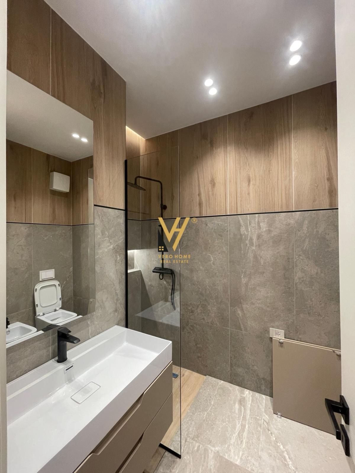 1+1 ME QIRA TE RRUGA E KAVAJES, SQUARE 21 900 EURO