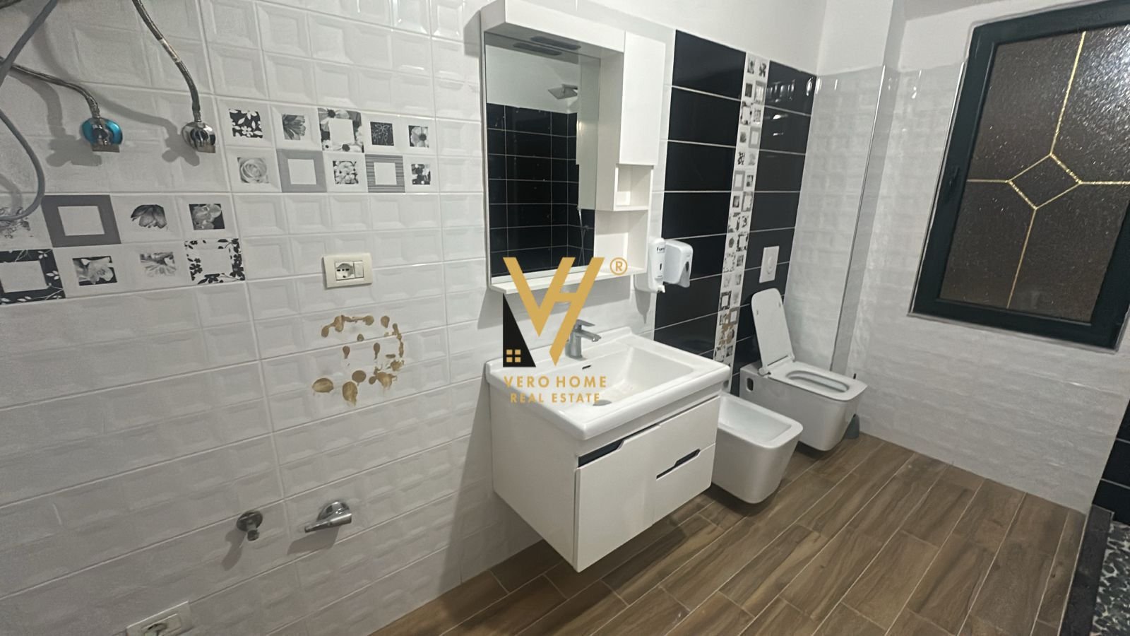 GODINE 456 M2 TE LIQENI I THATE 1.240.000 EURO