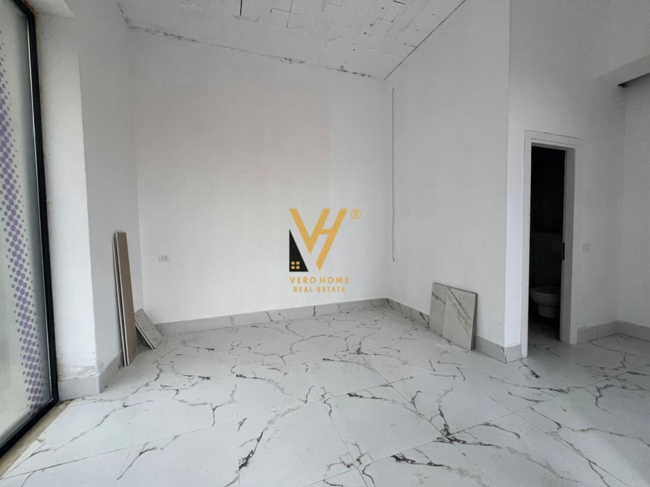 DYQAN 27 M2 ME QIRA TE RRUGA E DURRESIT 600 EURO