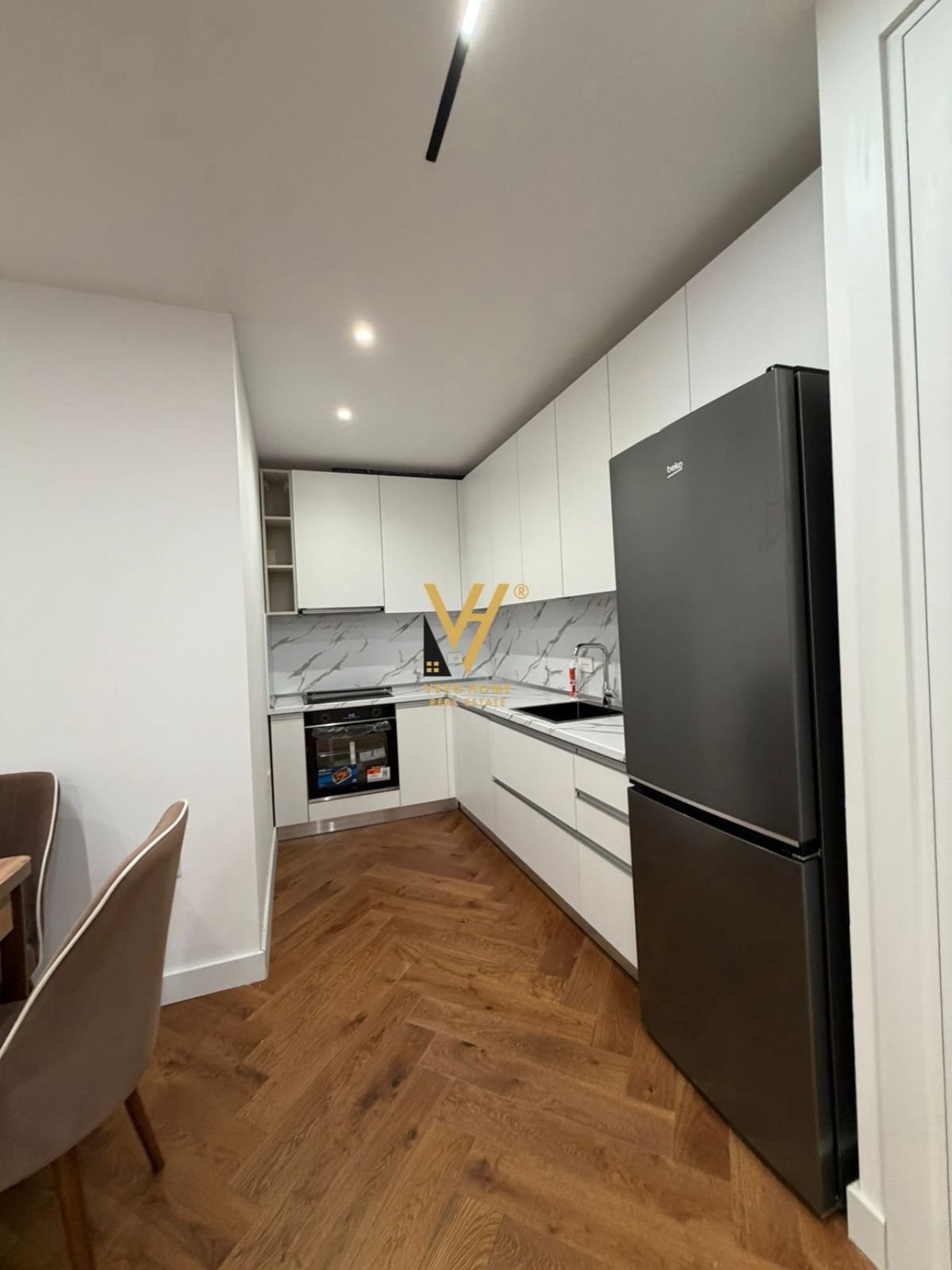 2+1 ME QIRA TE MINE PEZA 1.600 EURO