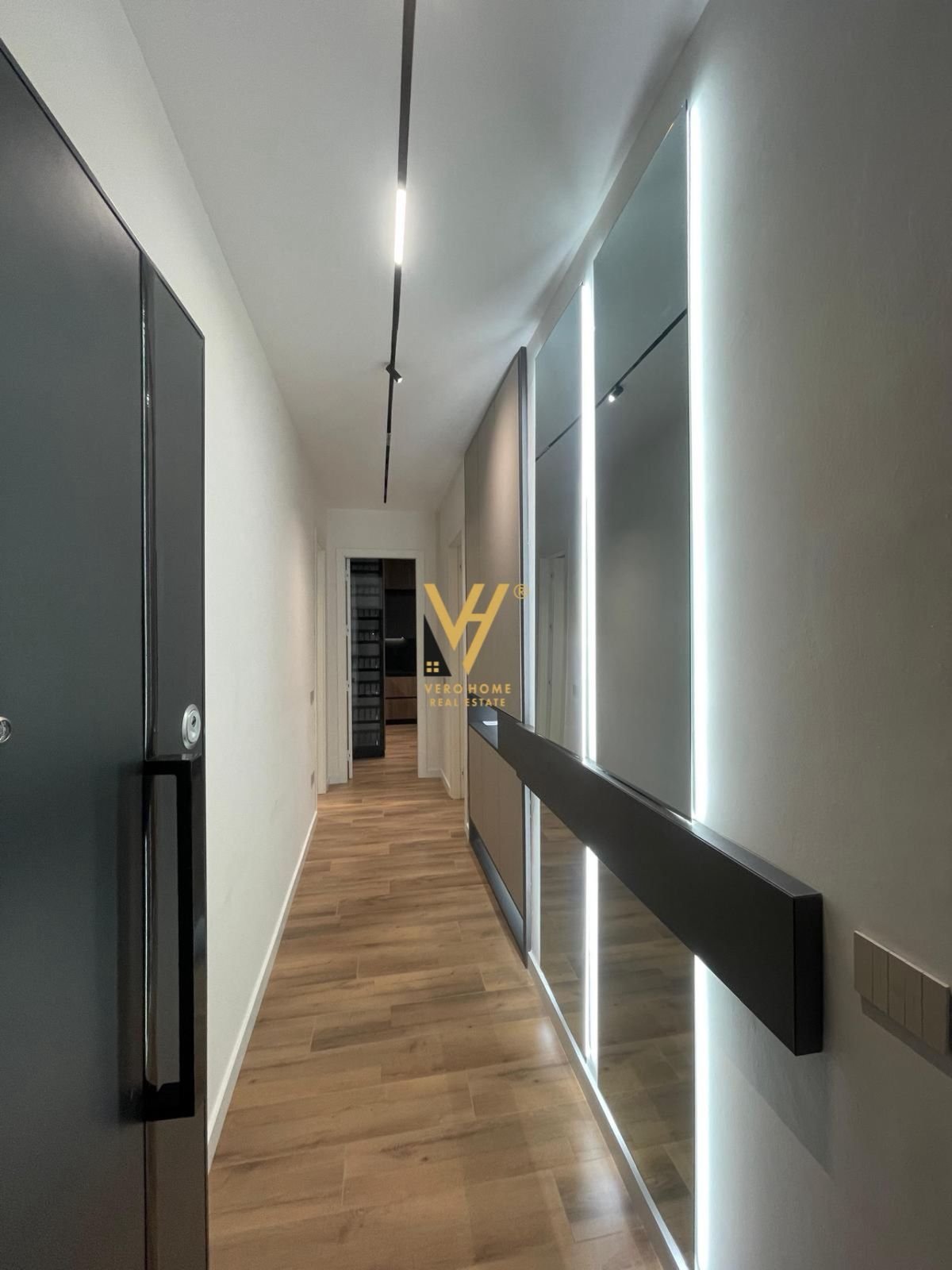 1+1 ME QIRA TE RRUGA E KAVAJES, SQUARE 21 900 EURO