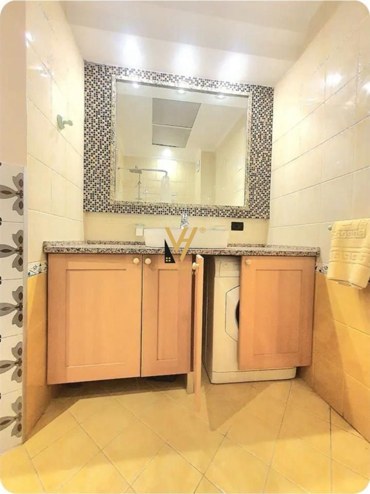 1+1 DHE GARSIONERE NE QENDER 315.000 EURO