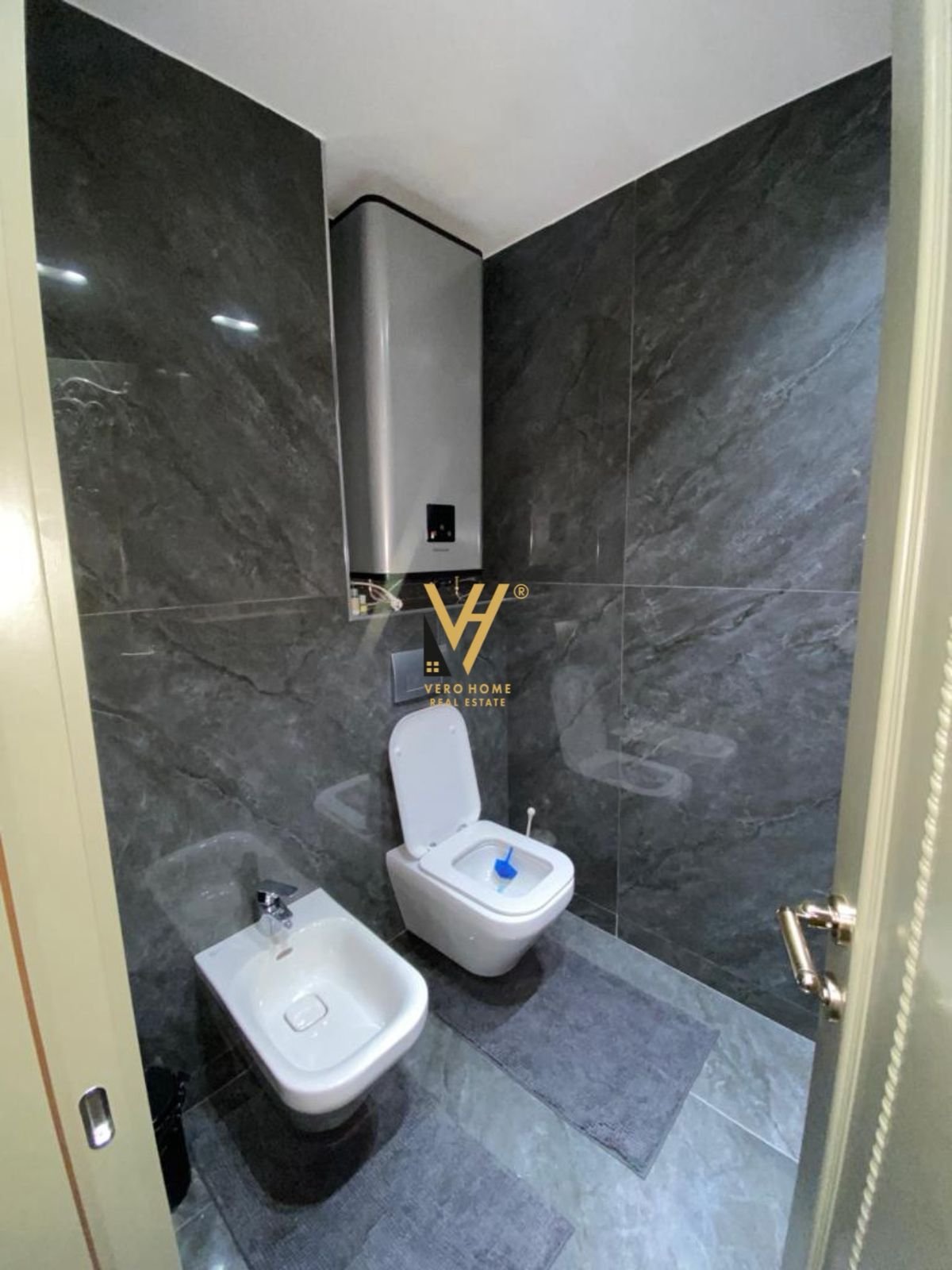 3+1+2+BLK ME QIRA TE KOMUNA E PARISIT 2.500 EURO