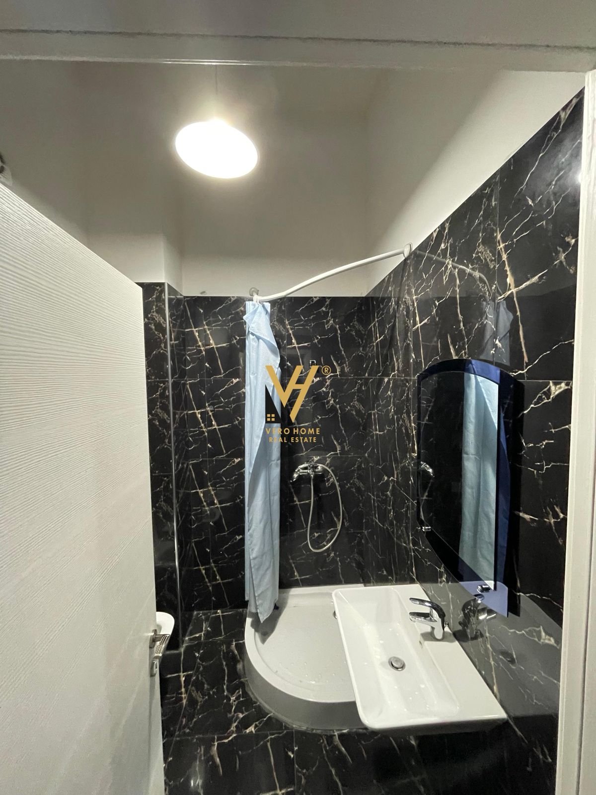 2+1+BLK ME QIRA TE ZOGU I ZI 900 EURO