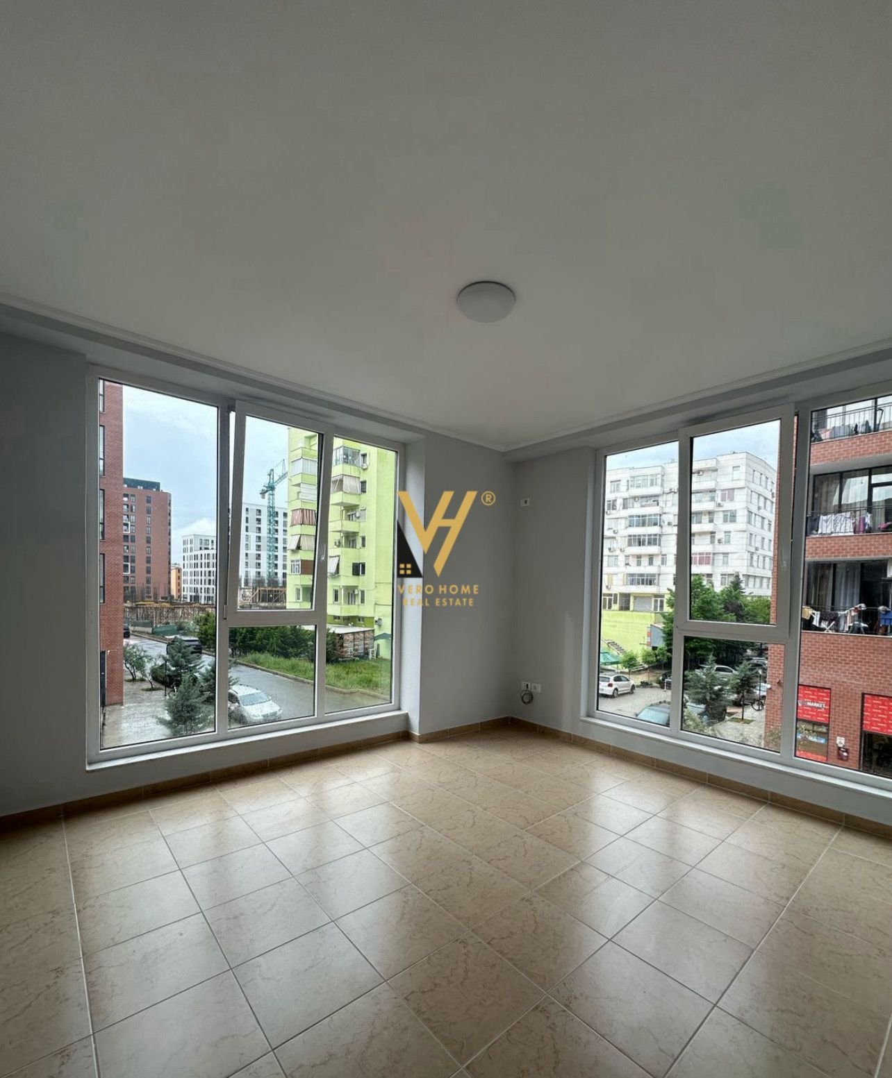 JEPET ZYRE 122M2 ME QERA STACIONI I TRENIT 1.300 E