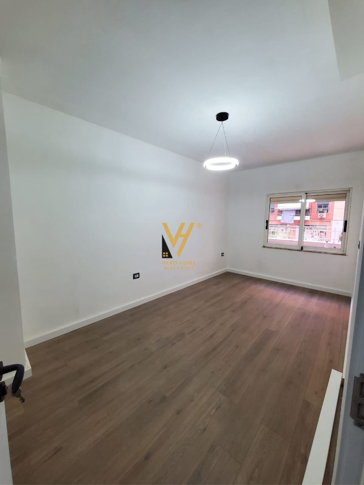 1+1 TE KOMUNA E PARISIT 190.000 EURO