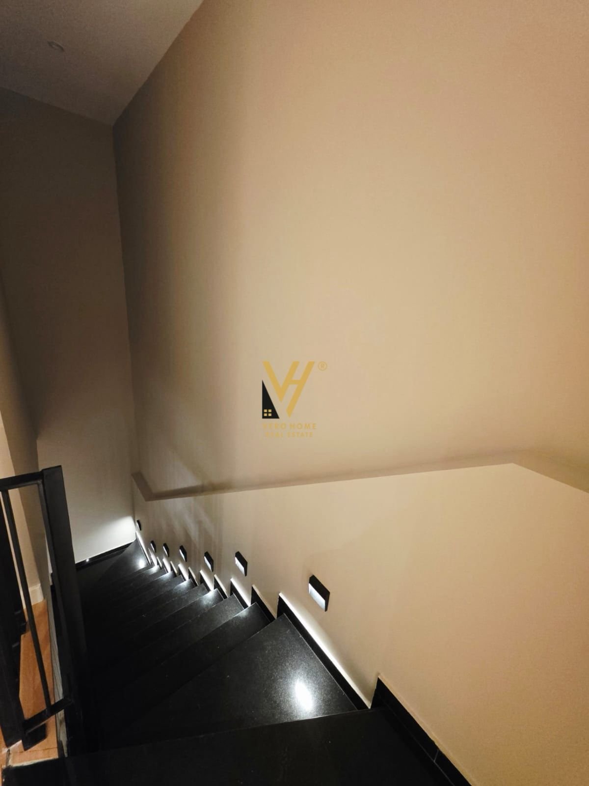 VILE DY KATESHE TE KODRA E DIELLIT 490.000 EURO