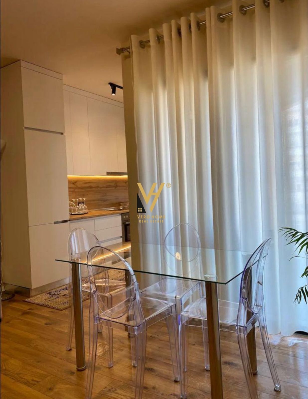 1+1 ME QERA TE STACIONI I TRENIT 80.000 LEKE