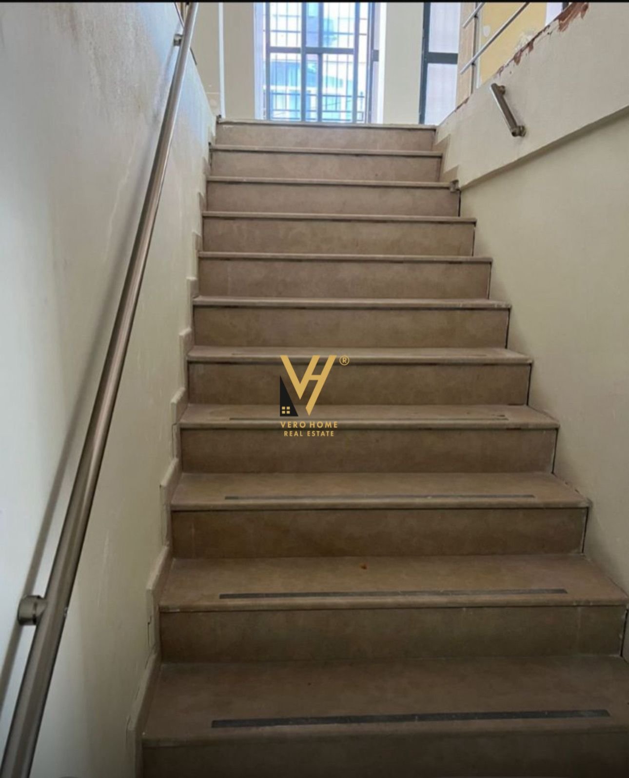 AMBIENT 240 M2 ME QERA NE LAPRAKE 170.000 LEKE