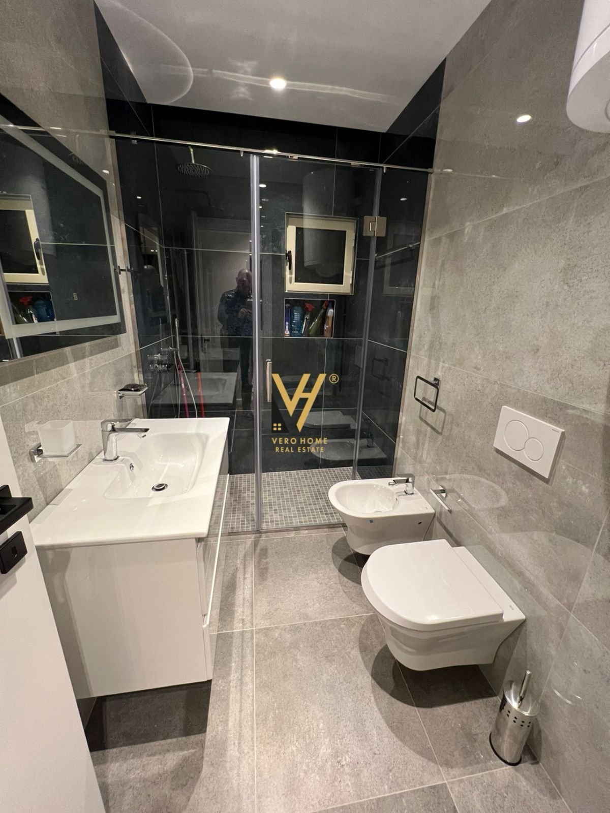 2+1 ME QERA TE ISH FUSHA E AVIACIONIT 700 EURO