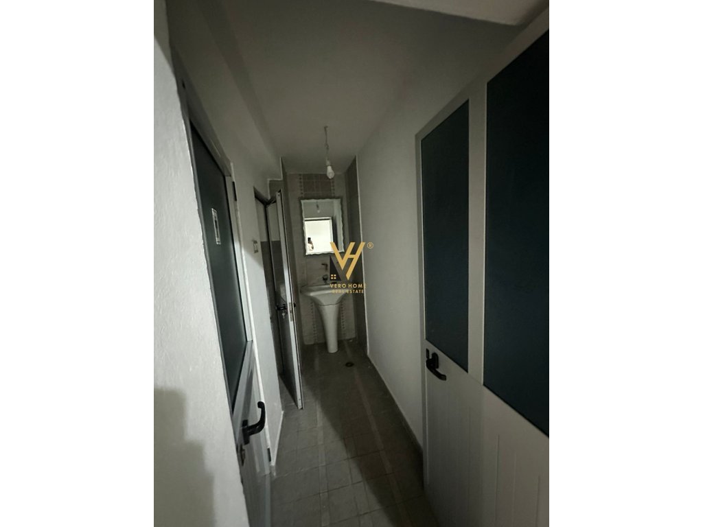 AMBIENT BIZNESI 140 M2 RRUGA E KAVAJES 90.000 LEKE