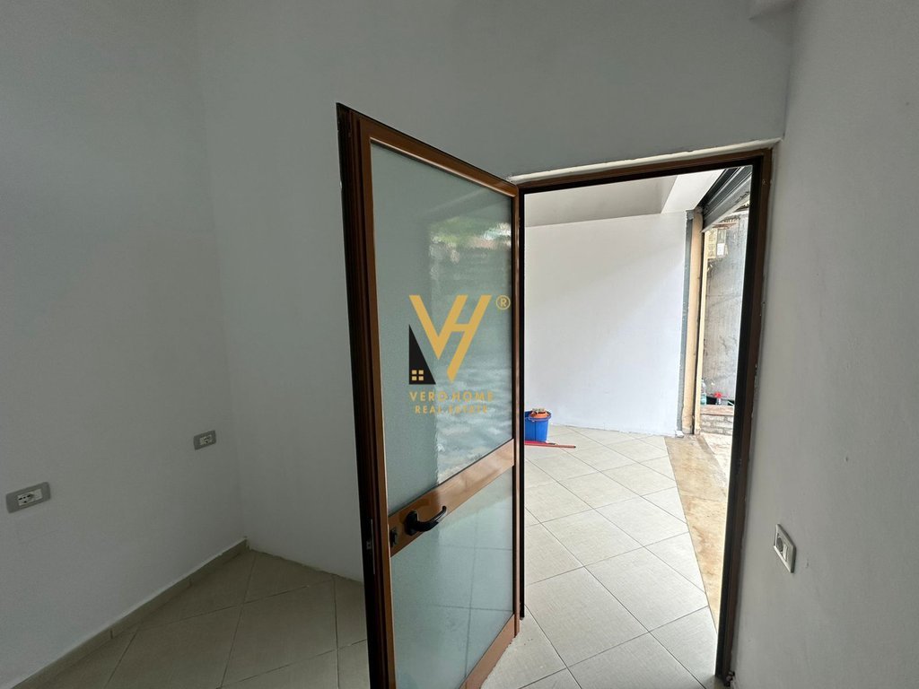 AMBIENT BIZNESI 140 M2 RRUGA E KAVAJES 90.000 LEKE