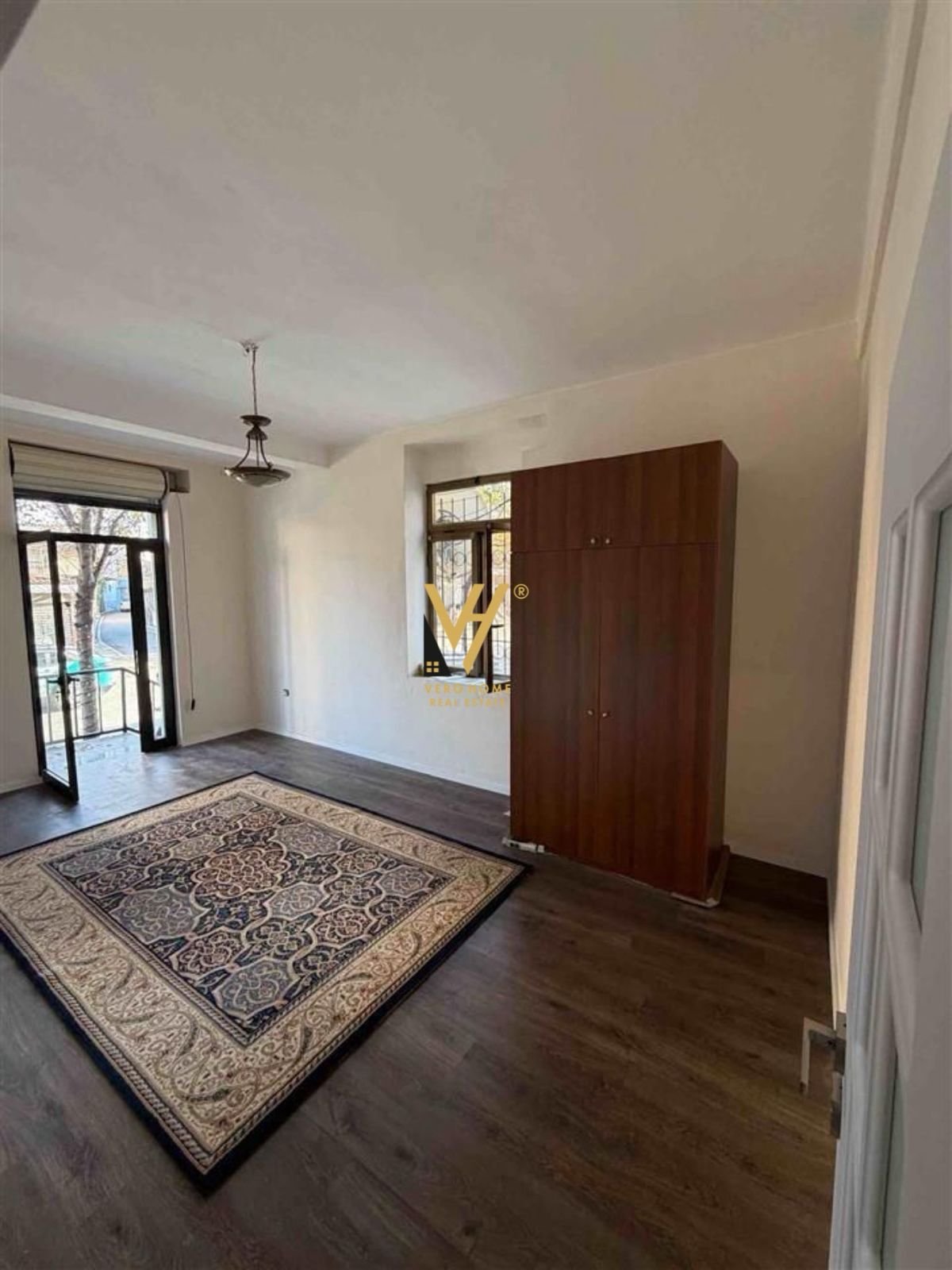 ZYRE 72 M2 ME QERA TE RRUGA E DIBRES 120.000 LEKE