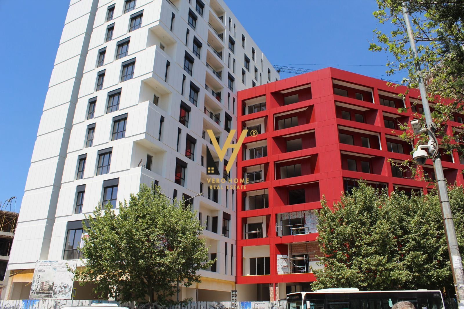 ZYRE 131 M2 RRUGA E DIBRES, KOM ARLIS 650 EURO