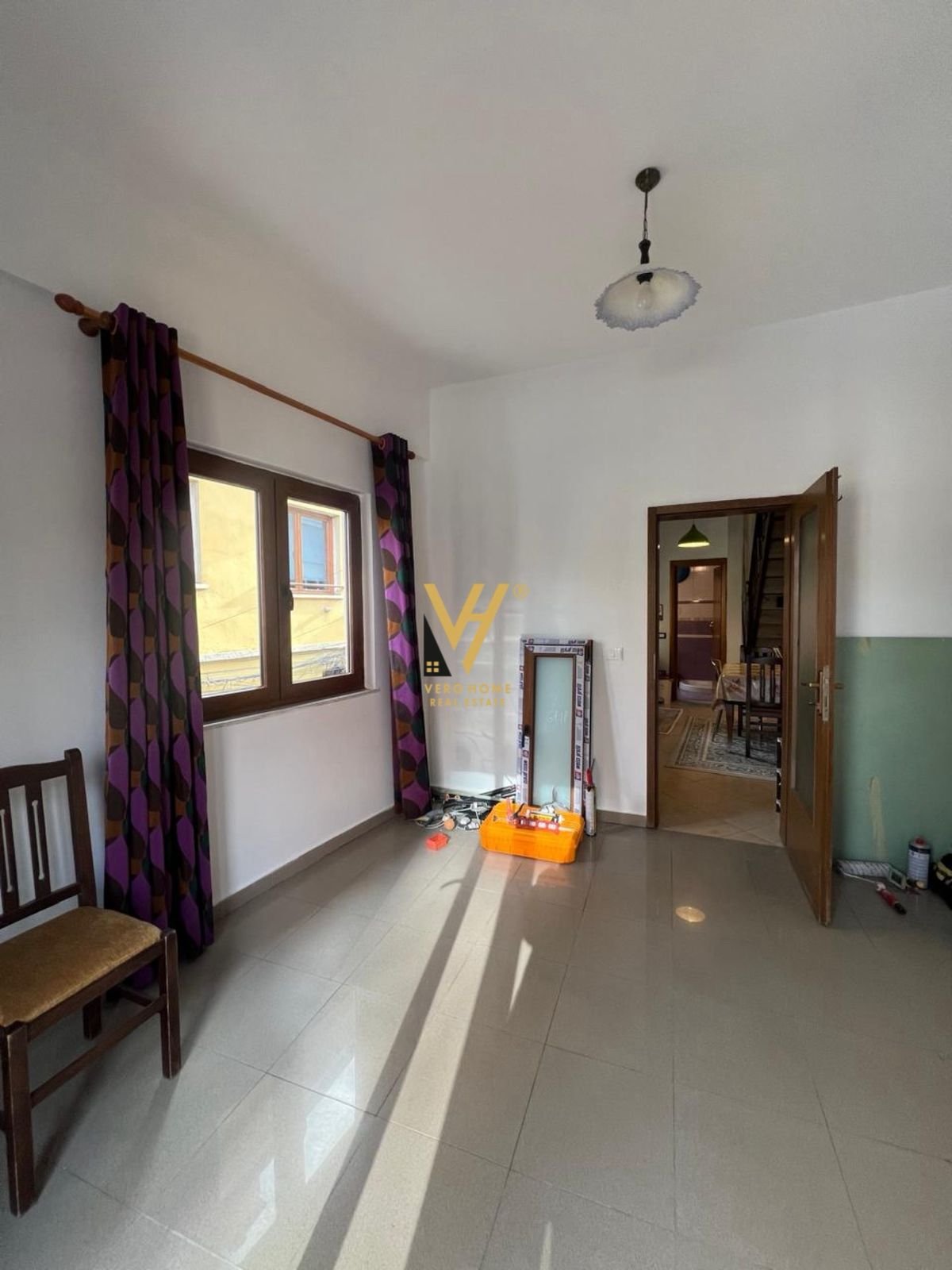 ZYRE 180 M2 ME QIRA TE RRUGA E KAVAJES 3.000 EURO