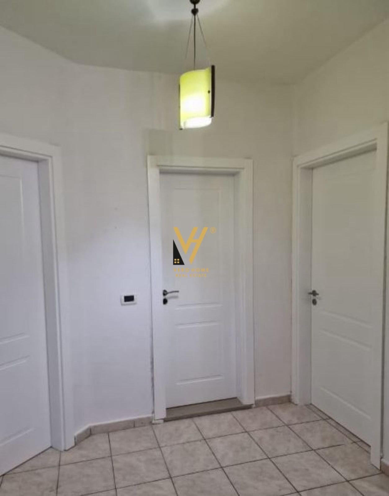 ZYRE 127 M2 ME QERA TE RRUGA VASO PASHA 1.100 EURO