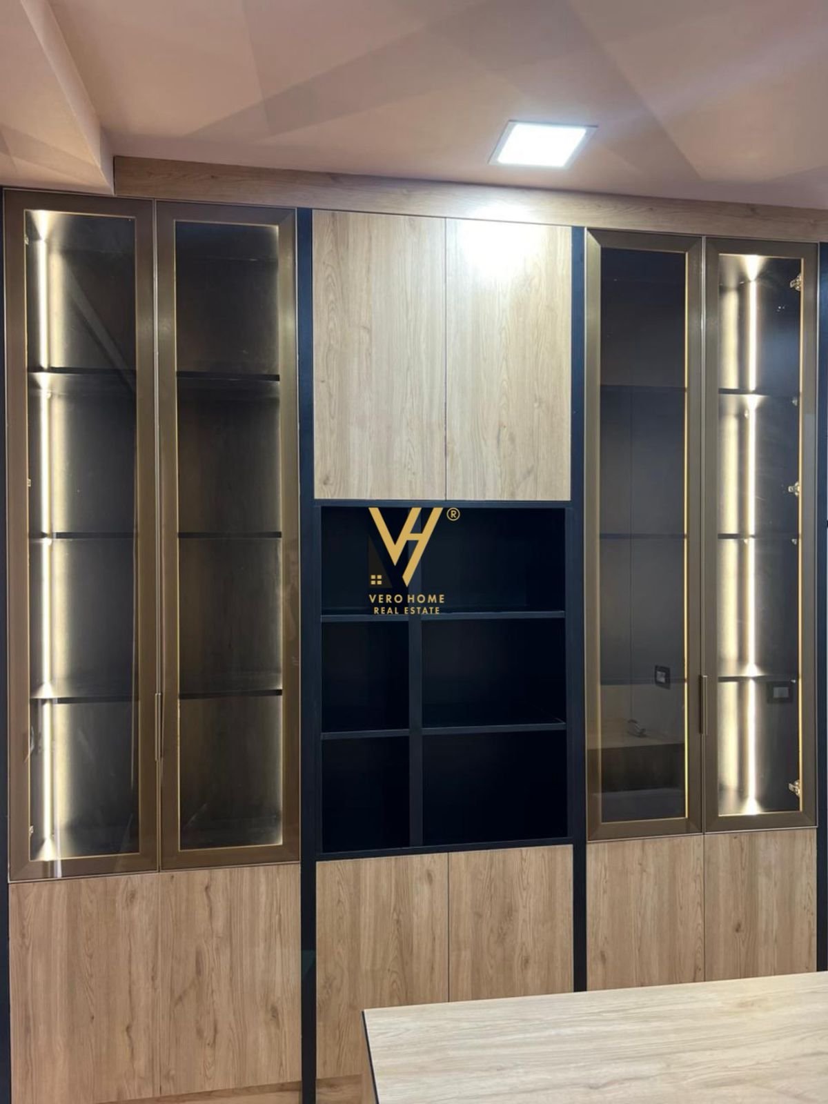 ZYRE 20 M2 ME QERA TE STACIONI I TRENIT 30.000 LEK