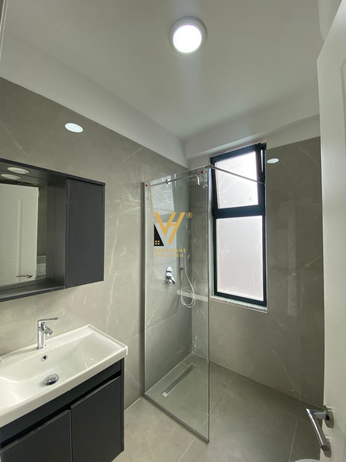 1+1 ME QERA TE 21 DHJETORI 55.000 LEKE