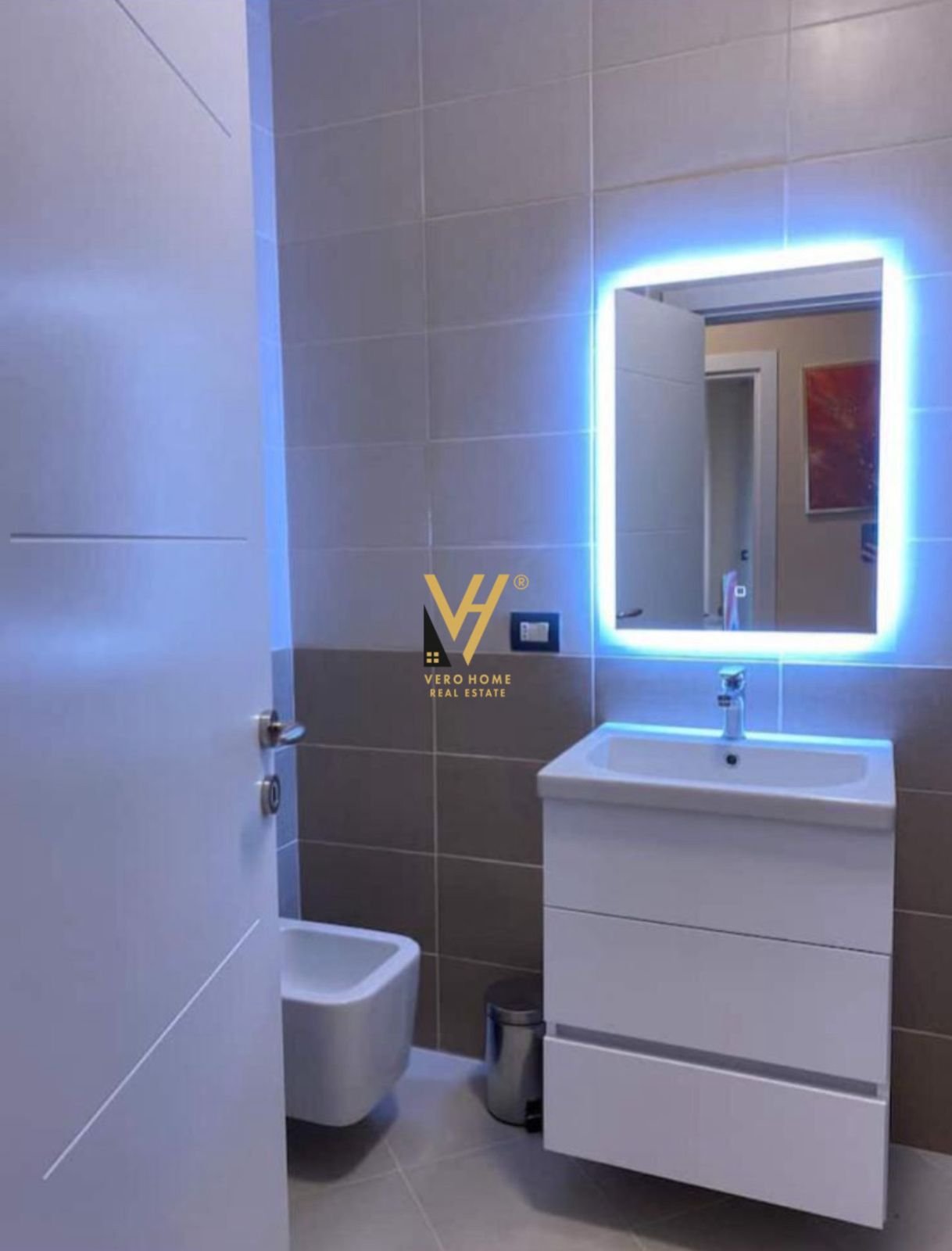 1+1 ME QERA TE STACIONI I TRENIT 80.000 LEKE